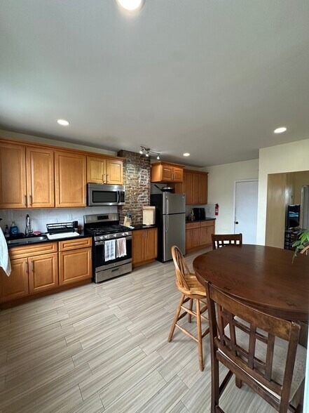 Kitchen - 160 Hopkins Ave