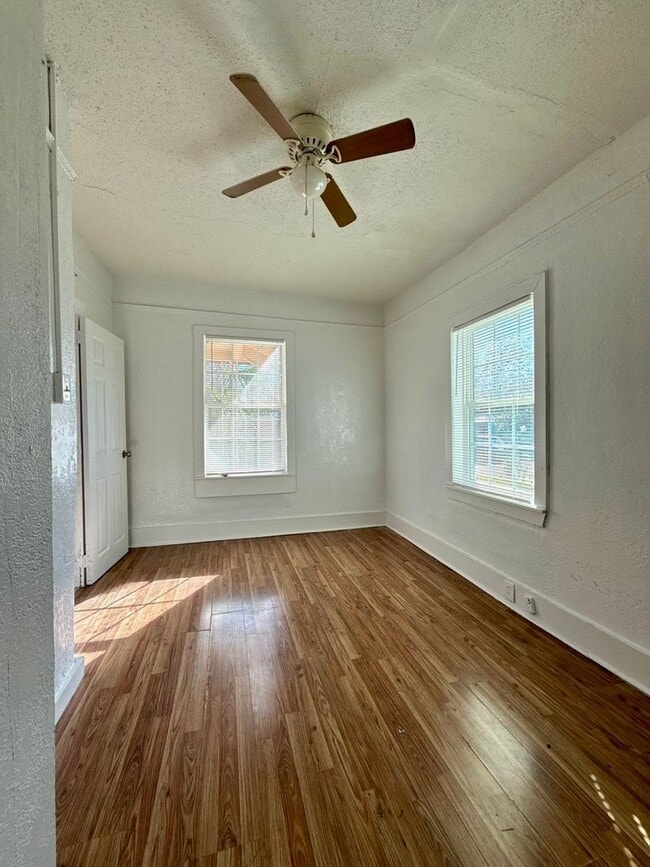 Building Photo - Affordable Single Family Home with Big Rooms!