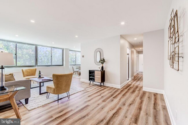 Building Photo - 600 Roosevelt Blvd