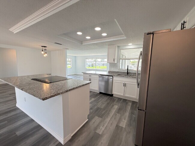 Building Photo - "Charming 2-Bed, 2-Bath Oasis with 1334 Sq Ft in New Port Richey!"