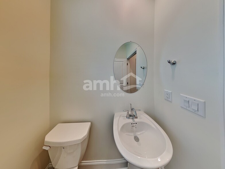 Building Photo - 310 Willow Ln