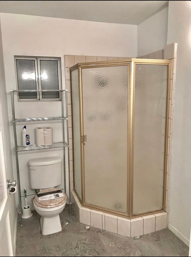 Bathroom 2 - 1016 E Ross Ave