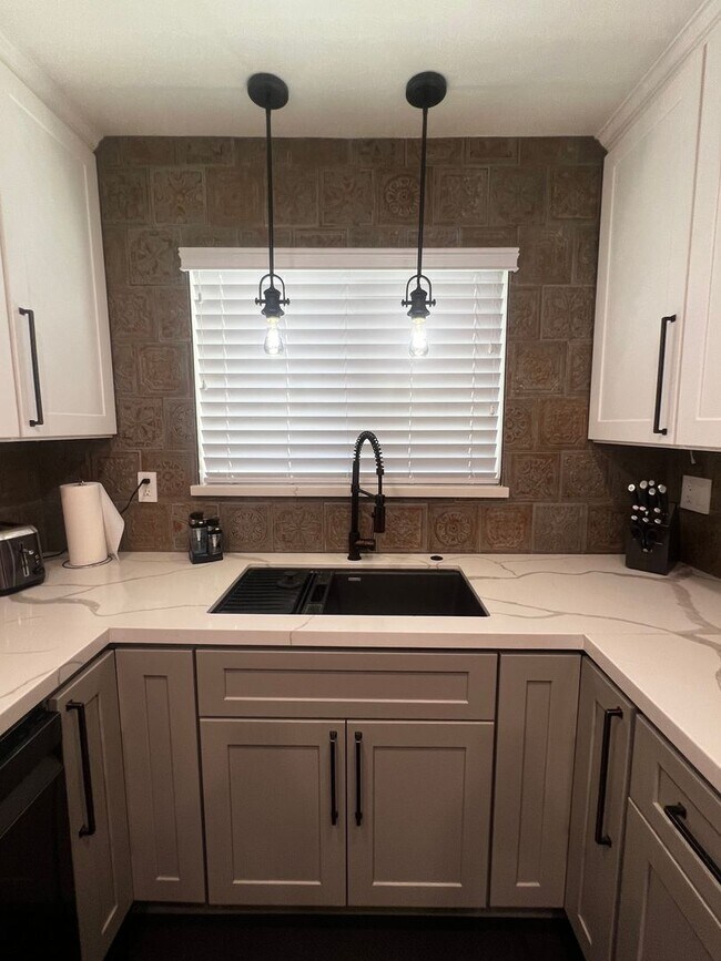Building Photo - Modern 3 Bed / 2 Bath End Unit Home for Re...