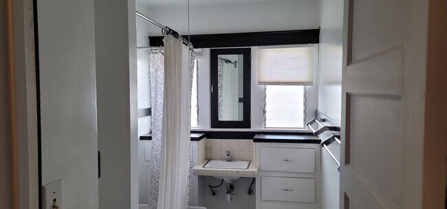 Building Photo - Glendale Awaits You