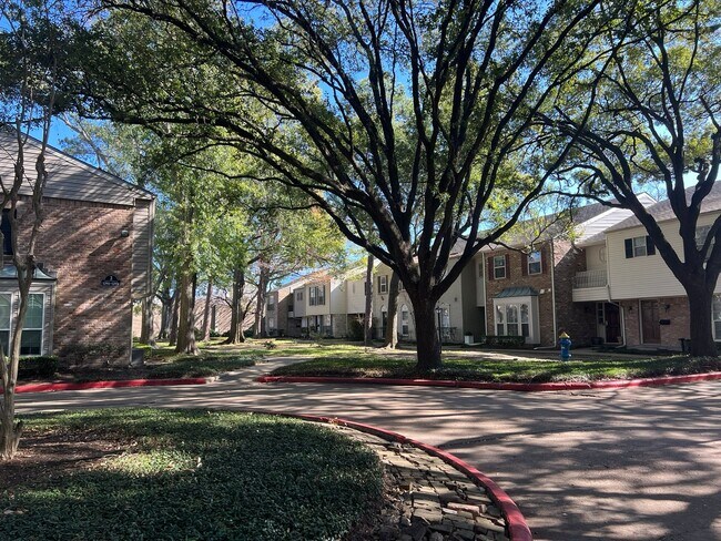 Building Photo - 12925 Trail Hollow Dr