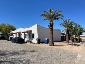 Building Photo - Quaint 2 Bedroom and 1 Bath Triplex!