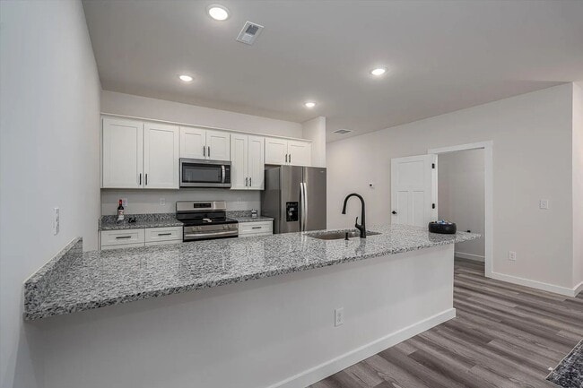 Building Photo - 2025 Built Townhome - Move-In Ready!