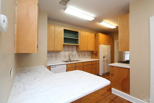 Building Photo - 1504 E Strong St