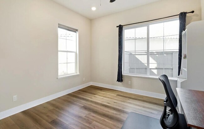 Building Photo - 14917 View Ter Ct
