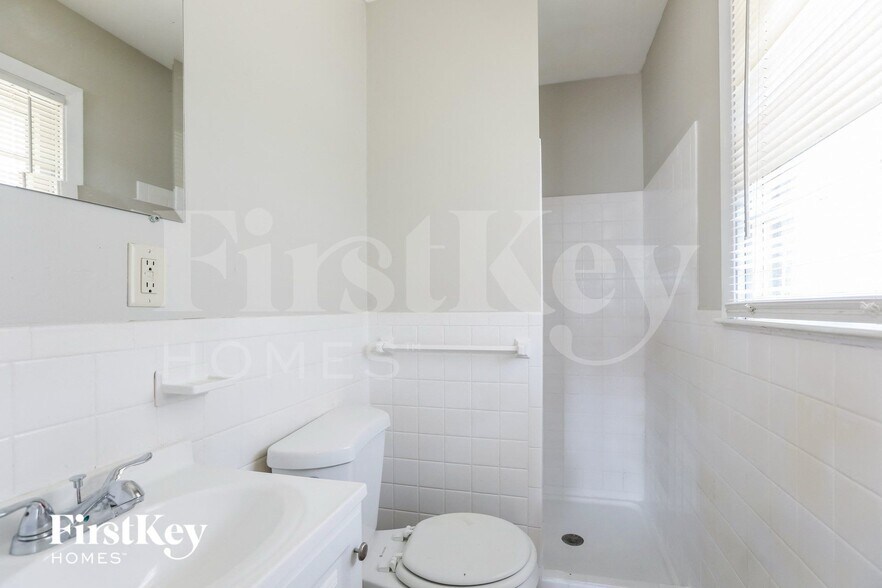 Building Photo - 3605 S Stayton Ave