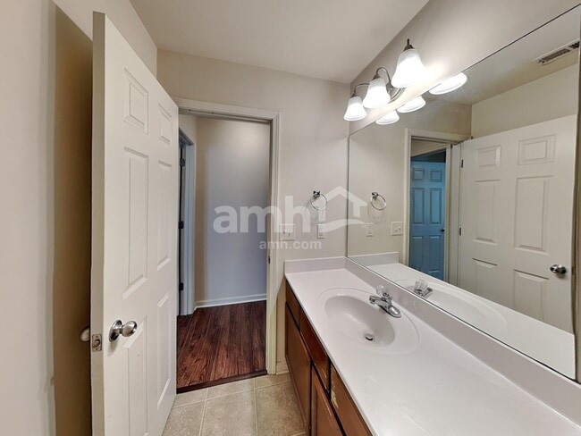 Building Photo - 975 Donington Cir