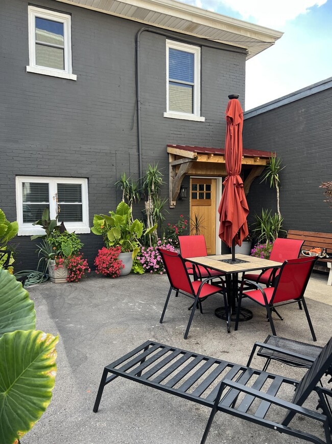 Primary Photo - 209 Louise Ave
