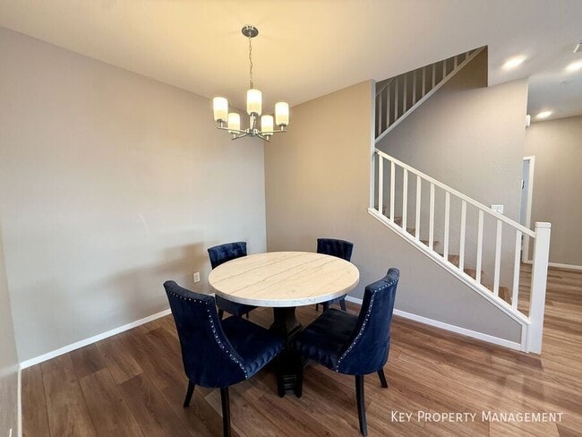 Building Photo - 525 Mossy Cup St