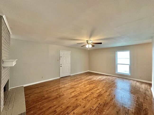Building Photo - Available Now! Beautiful 3 Bedroom 2 Bath ...