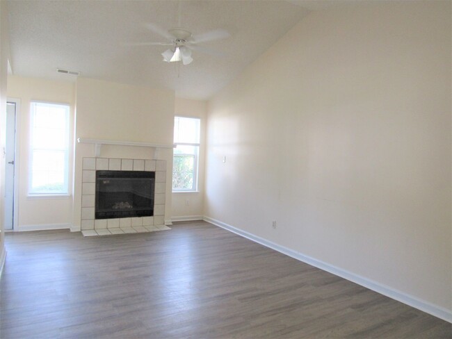 Building Photo - Nice 2 Bedroom Townhome Close to Camp Leje...