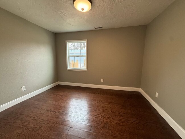 Building Photo - Spacious 3 Bedroom 2 Bathroom Home Available NOW!