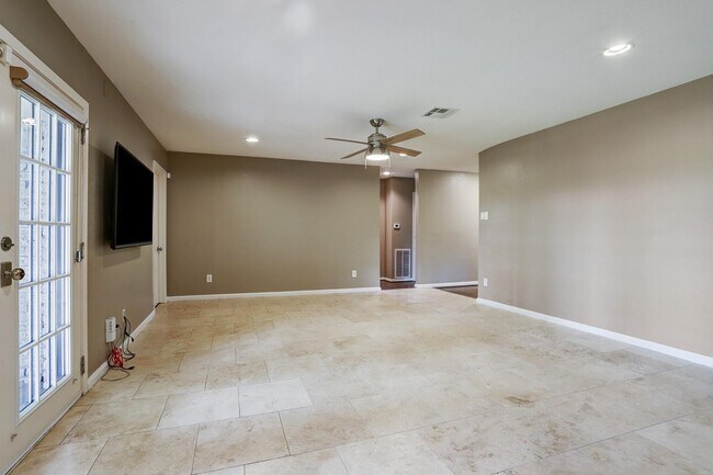 Building Photo - 9522 Emnora Ln