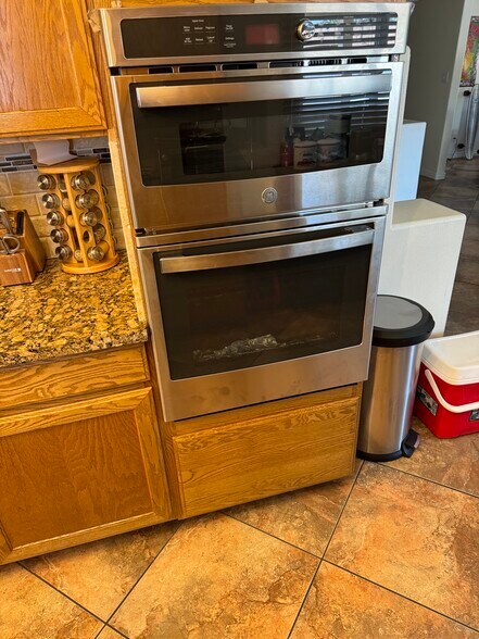 New oven and microwave - 1207 E Loyola Dr