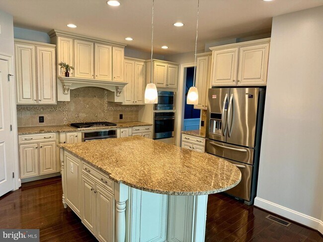 Building Photo - 42403 Pine Forest Dr