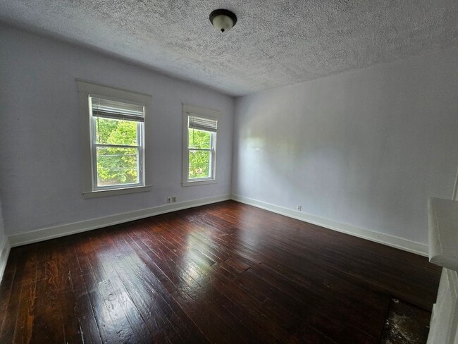Building Photo - Cute and Quirky!! 3 Bed 2 Bath Home in upcoming Walnut Hills