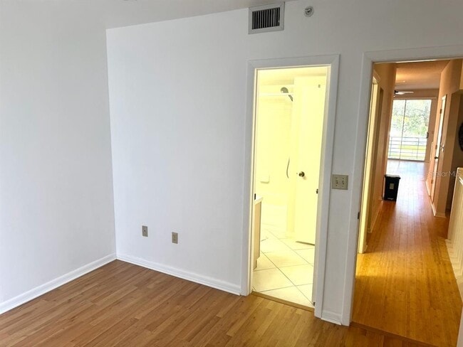 Building Photo - 320 Island Way