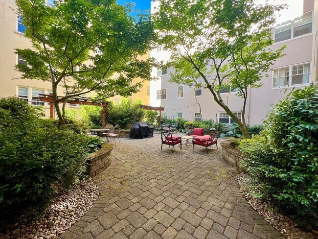 Building Photo - Historic Studio with Murphy Bed, Storage & Prime Alphabet District Location!
