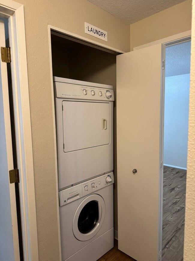 Building Photo - Spacious 2br/1.5ba 2-level Apt with washer/dryer included