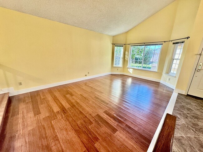 Building Photo - Spacious 4 Bed/2Ba Home in Richmond with Large Backyard!