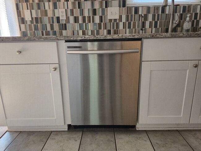 Building Photo - Spacious 3 bed/2 bath home in desired neig...