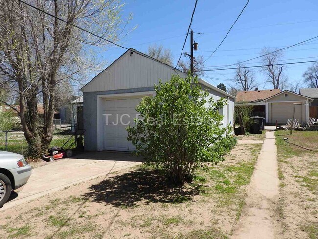 Building Photo - DU Home for Rent!  Upper Unit Available.