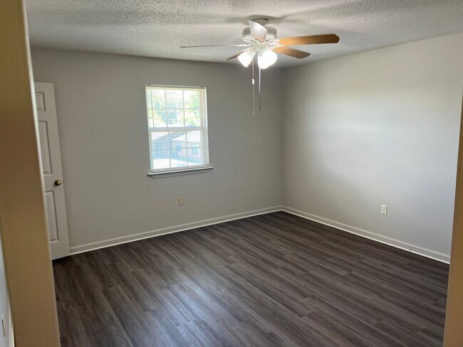 Building Photo - 105 Club Ln