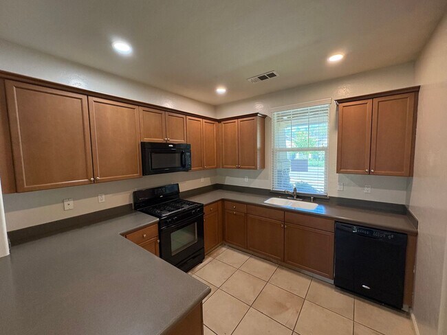 Building Photo - Lovely home available now!