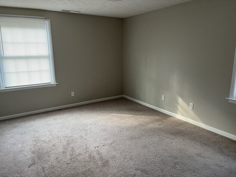 Master bedroom - 530 Whispering Hills Dr