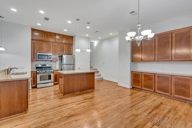Building Photo - 2511 Sherwin St