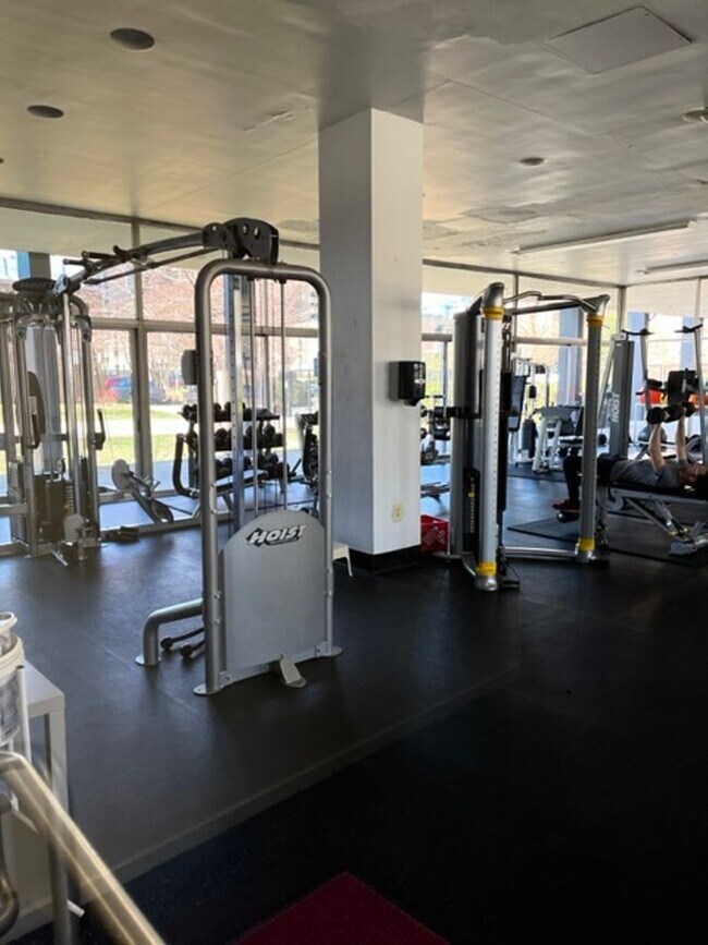 Building Photo - Large 744 sq.ft. 1 bedroom in historic Riverpark DC building