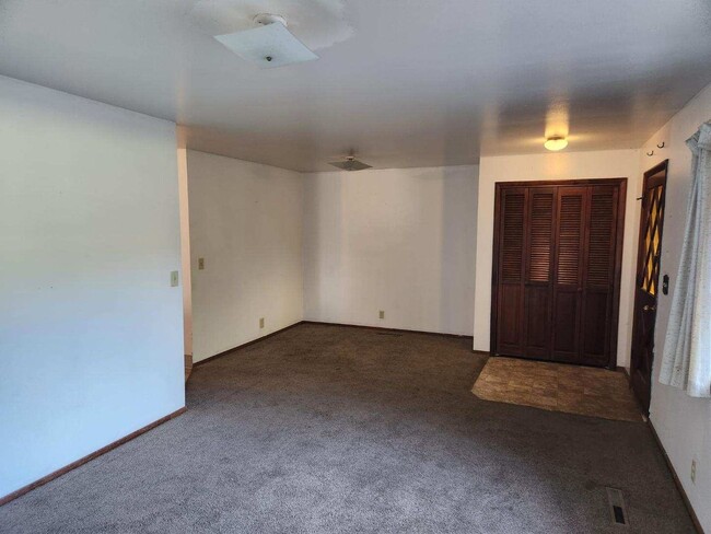 Building Photo - Spacious 2 Bedroom Logan Apartment for Rent