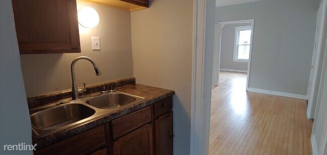 Building Photo - 3 br, 1 bath Apartment - 3374 N Richards St