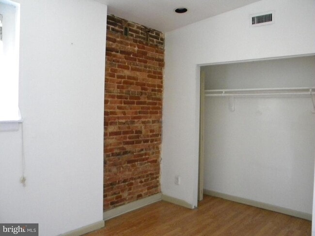 Building Photo - 935 S Charles St