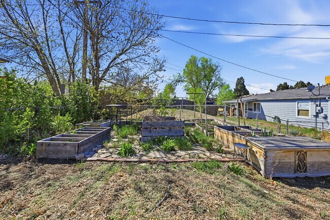 Building Photo - $2,140.95 -  2 bed, 1 bath located in Denver with a big backyard and In Unit Laundry!