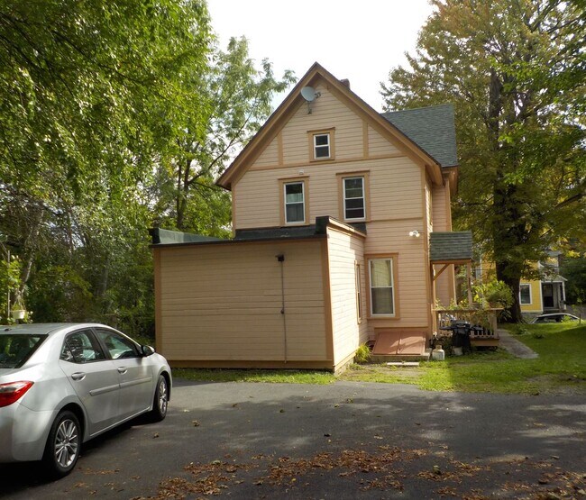 Building Photo - AVAILABLE 6/1/2026 Beautiful First Floor A...