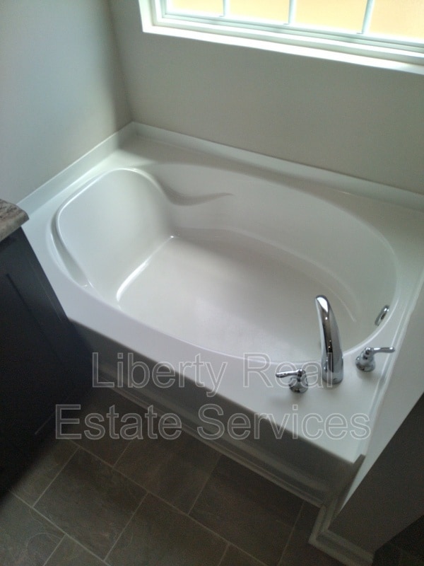 Building Photo - 729 Burke Dr