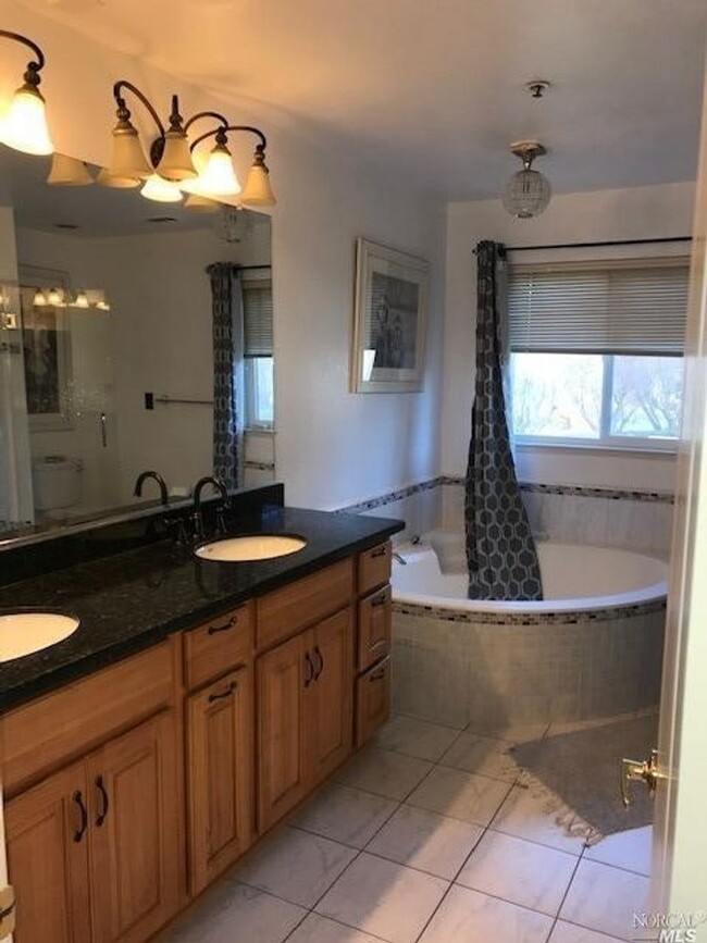 Building Photo - Gorgeous 3 bedroom 2.5 bath 2 story Townho...