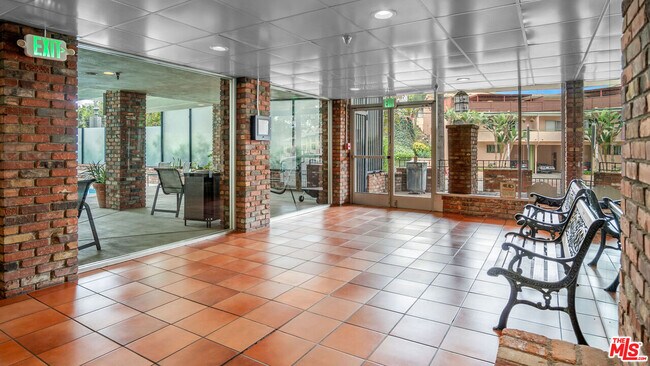 Building Photo - 2260 N Cahuenga Blvd