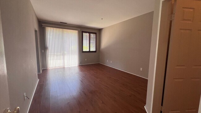 Building Photo - Beautiful home in gated community! Spaciou...