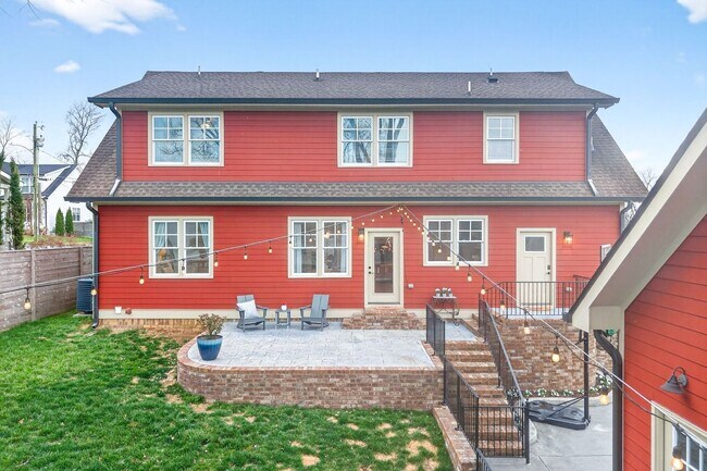 Building Photo - Great location, less than one mile from Historic Downtown Franklin.
