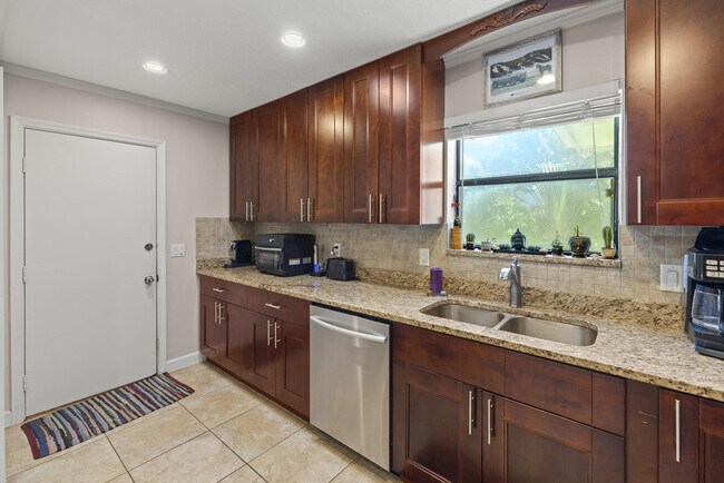 Building Photo - 591 Kriss Ln