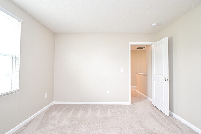 Building Photo - 5697 Julia Kate Dr