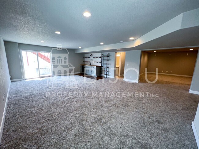 Building Photo - Grand Overlook to the Mountains!