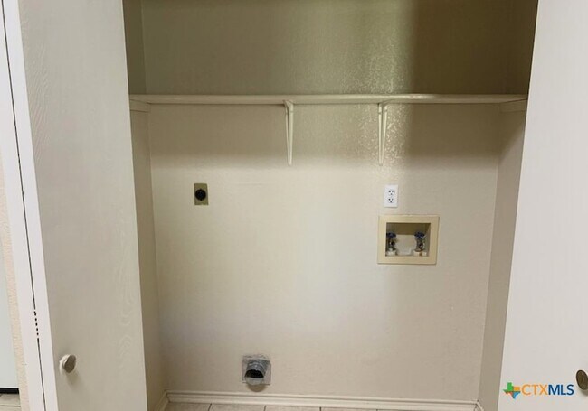 Building Photo - 3405 Carpet Ln