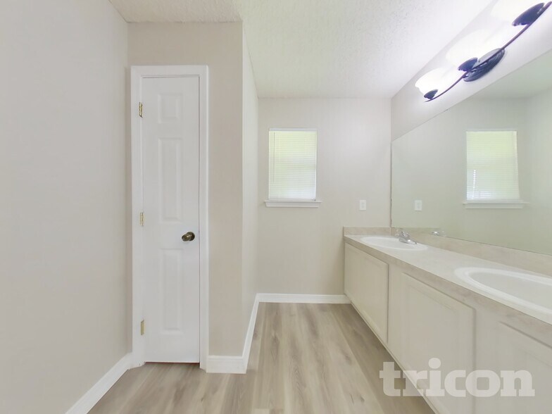 Building Photo - 2727 Fox Creek Dr E